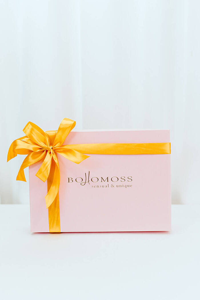 Pudełko prezentowe różowe  - ze złotym logiem Bohomoss