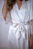 Szlafrok damski Aurora- satynowy ecru z koronką i wiązaniem w pasie