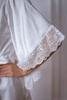 Szlafrok damski Luna - satynowy ecru z asymetrycznymi rękawami z koronką