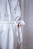 Szlafrok damski Ruby - satynowy ecru z koronką i wiązaniem w pasie