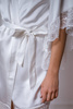 Szlafrok damski Luna - satynowy ecru z asymetrycznymi rękawami z koronką