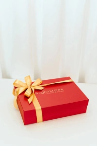 Pudełko prezentowe czerwone - ze złotym logiem Bohomoss
