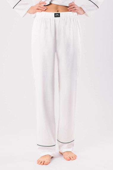 Spodnie Odette - satynowe w kolorze ecru z ozdobnym czarnym pajpingiem u dołu nogawki