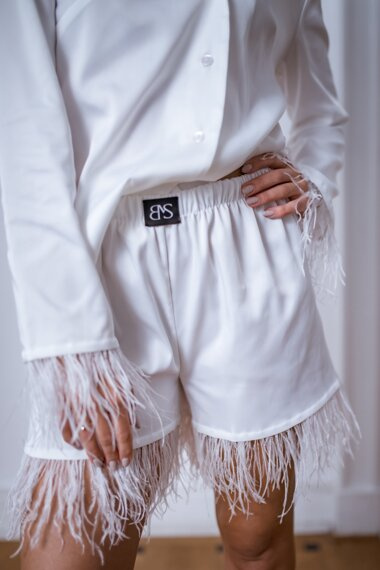 Szorty Scarlet - satynowe z piórami w kolorze ecru