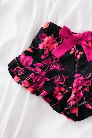 Szorty damskie LETISSIA - w różowe kwiaty na czarnym tle 
