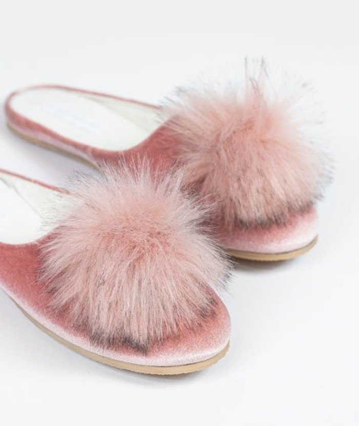 Buty z pomponem - różowe z welurowym wykończeniem