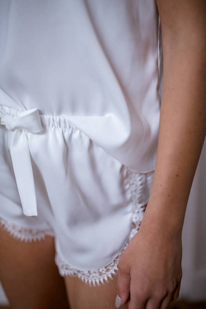 Piżama damska Sharon - satynowa ecru na regulowanych ramiączkach