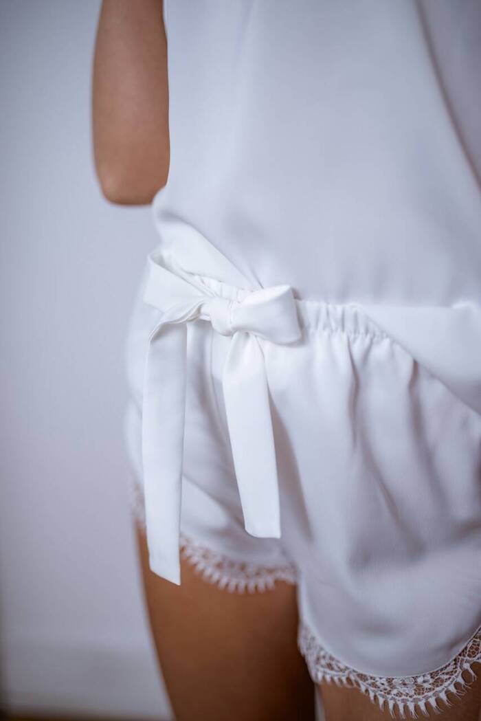 Piżama damska Sharon - satynowa ecru na regulowanych ramiączkach