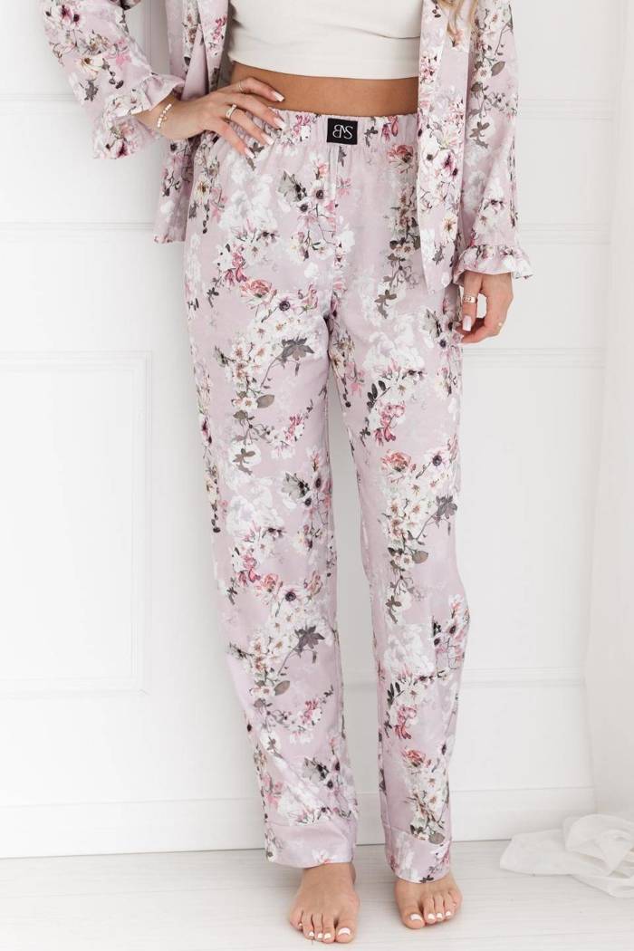 Spodnie damskie  MADLEN -  długie spodnie w kolorowe kwiaty na wrzosowym tle